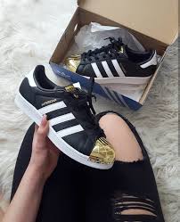 Finden sie adidas damen superstar weiß hier, wir bieten jetzt verschiedene farben und stile an. Adidas Originals Superstar Metall Toe In White Black Gold Weiss Schwarz Gold Foto Sabrinadeschanel Instagram Sneakers Mode Superstars Schuhe Susse Schuhe