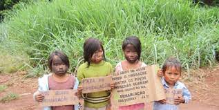 Hoje, os índios brasileiros ainda compartilham 150 línguas e dialetos e parte do repertório que já foi incorporado pelo português, como mandioca, curitiba, aquidauana, iguaçu, tapioca, entre outros. Salvemos Os Indios Guarani Kaiowa Urgente