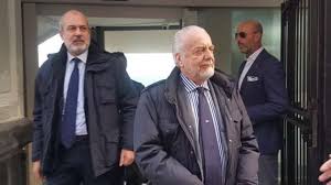 Le prime parole ai tifosi e il siparietto con de laurentiis. Adl James Al Bayern Lo Prestano A Noi No Vorrei Prima Vederlo E Prendere Anche Un Bomber Potrei Pagare Di Piu Per Uno Piu Giovane Sugli Abbonamenti