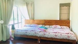 Permukaan katil yang nak letak tilam tu seeloknya alas dengan sesuatu sebab takut merosakkan tilam kalau direct dengan kayu. Penuh Dengan Sentimental Value Katil Yang Ayah Buat Ni Bapa Ini Berjaya Diy Katil Berkembar Muat Untuk 6 Beranak Sangat Kreatif Keluarga