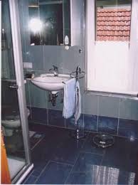 Fliesen Im Badezimmer Hochkant Bis Zur Decke Verlegt Badezimmer Fliesen Badezimmer Fliesen