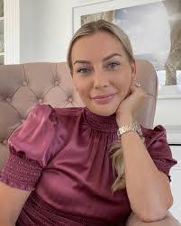 Anna Bey's Instagram, Twitter & Facebook