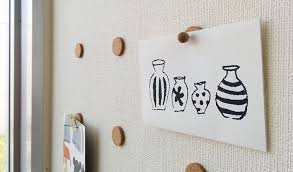 diyアドバイザーがオススメする 賃貸で活躍する コルク円板 の使い方 roomie ルーミー インテリア 収納 賃貸 壁 穴 画鋲
