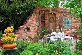 Steinmauer Garten Privatsphare Schutz Rasen Mit Bildern Steinmauer Garten Kunstrasen Garten Gartenmauern