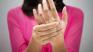 Vous présentez une douleur au niveau des articulations de vos doigts ? Une Douleur A La Main Ne Doit Pas Etre Prise A La Legere