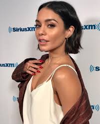 326 8k Likes 1 037 Comments Vanessa Hudgens Vanessahudgens On Instagram Today With Images Vanessa Hudgens Short Hair Vanessa Hudgens Hair Medium Length Hair Styles