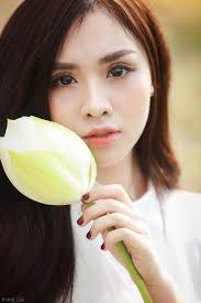 Vì sao đến hẹn lại lên, các cô gái đẹp thích chụp ảnh với hoa sen?