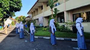 Info loker tukang sapu jalanan di depok : Sejumlah Siswa Smkn 1 Depok Alami Kebosanan Selama Belajar Daring Beritasatu My Id Berita Satu