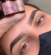 🤎Casta&ntilde;o Medio + Negro 🖤 Esta combinaci&oacute;n es simplemente espectacular 😍  es As&iacute; #Menelovers? Mezclando los Colores de Menela obtienes tonos &uacute;nicos  para Trabajar correctamente la Colorimetr&iacute;a Son 5 Tonos que te