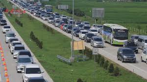 Kecelakaan ini terjadi antara sebuah minibus yang merupakan mobil travel dan kemudian, di kilometer 184 ruas tol cipali, mobil travel oleng ke. Arus Balik Tol Cipali Padat Imbas Perbaikan Longsor