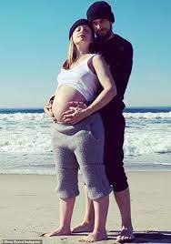Écrit par alan ball , le film raconte l'histoire de la famille burnham, banale au premier abord, mais qui se déchire de plus en plus. Mena Suvari 42 Welcomes Firstborn Christopher Alexander With Third Husband Michael Hope Fr24 News English