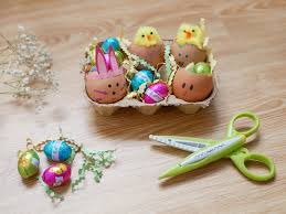 Activité déco avec des minis pots de fleurs : Diy Enfant Bricolage De Paques Une Boite D Åufs Decores