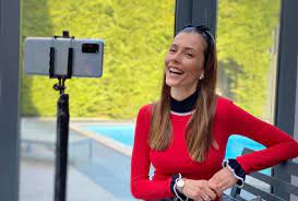 Cláudia borges (lisboa, 9 de fevereiro de 1983) é uma modelo e apresentadora de televisão portuguesa. Claudia Borges Grava Programa Fama Show Em Casa