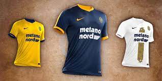 Calcio verona maglia gara, acquista capi tecnici da calcio e divise e accessori ufficiali delle squadre di calcio su tifoshop.com. Maglie Hellas Verona 2017 2018 Le Novita Firmate Nike
