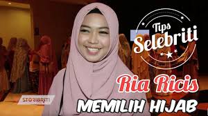 Siapa tak kenal dengan ria ricis, sosok wanita yang periang dan menggemashkan tersebut saat ini. 35 Tutorial Hijab Ala Ria Ricis Yang Simple Dan Kekinian Hijabyuk Com