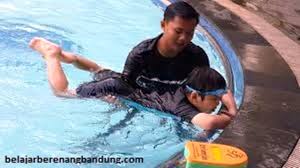 Gaya bebas menyerupai cara berenang seekor binatang. Mengajar Anak Berenang Dengan Senang Halaman All Kompasiana Com