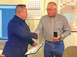 Retiring undersheriff receives medal