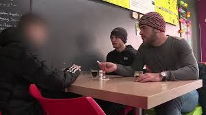 Je ne suis pas surpris de la générosité des Français" : il récolte plus de  8 000 euros pour deux jeunes frères à la rue