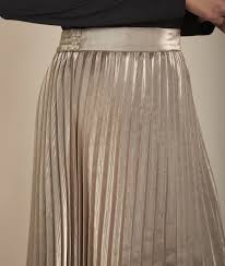 Un choix unique de jupe longue plissée disponible dans notre magasin. Jupe Plissee Brillante Kerry Femme Maison 123