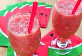 Selain itu air detox buatan sendiri ini juga membantu dalam menurunkan berat badan secara semula jadi dan mencairkan lemak yang pantas. 11 Resepi Air Detox Untuk Buang Toksin Kurang Berat Badan Watermelon Smoothies Smoothie Recipes Smoothie Drinks