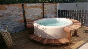 10 traumhafte hotels mit whirlpool im zimmer. Holzumrandung Softub Whirlpools