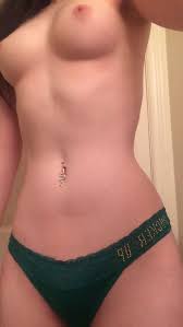 Voir les photos de lio. Topless En Culotte Sexy Cette Jeune Meuf En Selfie Est Trop Bonne Meuf Nue
