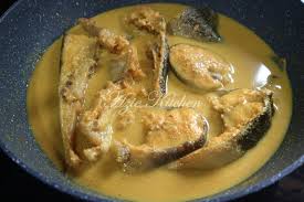 Masuk saja kedai tu aku nampak pak cik tuan kedai tengah masak baung masak lemak cili api. Ikan Baung Masak Lemak Cili Api Azie Kitchen