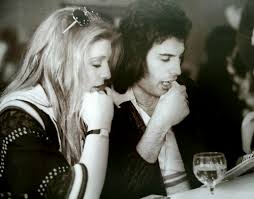 Freddie Mercury And Mary Austin For One Horrifying Second I Thought Mary Was Roger And Almo Freddie Mercury Queen Freddie Mercury Mary Austin Freddie Mercury
