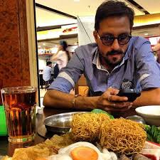 Bront palarae mulai dikenal di indonesia, ia kerap membagikan momenya saat makan dan ngopi. Ini Aksi Bront Palarae Si Bapak Pengabdi Setan Saat Ngopi Dan Makan Sate