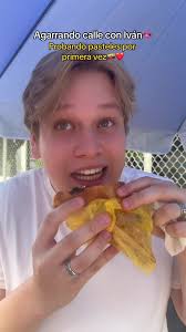 Hombre Comiendo Pastel La Calle