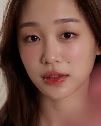 매일 로맨틱하게 #RoseRomantic 탈리다쿰 립큐어 밤틱 '로즈 로맨틱' 앰버서더 쥴스(@julesjylee)의 눈부신 화보✨  립큐어 밤틱과 함께 따뜻하고 화사한 룩을 완성해보세요🫶🏻 🌸 Balm in Stick #Balmtik 🌹 립큐어 밤틱  #로즈로맨틱 Find Strength in Sensitivity, #