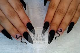 Los diseños de uñas con piedras son patrones abstractos y se ven muy artísticos y uno puede lograr estos fácilmente mediante la combinación de puntos, rayas, formas geométricas, diseños tribales y flores. Zhuly Nailed It Acrilico Al 100 Negro Matte Facebook