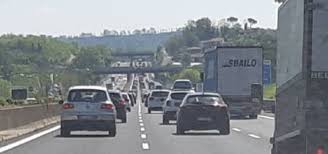 Do siedmiu kilometrów wydłużył się odcinek nowej betonowej tagi: Tragedia Sull Autostrada A1 Camion Esce Fuori Strada Muore Il Conducente Il Riformista