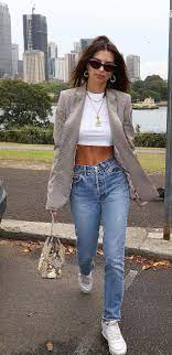 Needless to say, emily's style— and i cannot stress this enough, her abs— are #goals. Emily Ratajkowski Grey Blazer Street Style Autumn Winter 2018 Sassy Daily Fashion News