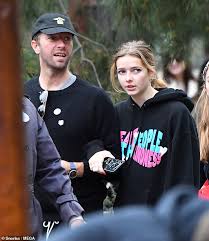Chris Martin Hat Disneyland Geburtstag Mit Dakota Johnson Aktuelle Boulevard Nachrichten Und Fotogalerien Zu Stars Sternchen