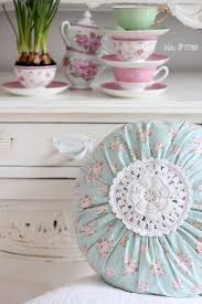 Cuscini colorati e cuscini per divani, nel classico velluto, con gli effetti. Tilda Kissen Mit Hakeleinsatz By De Dawanda Com Artigianato Shabby Chic Shabby Chic Fai Da Te Bagno Shabby Chic