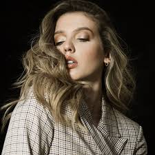 Anna Chase's Instagram, Twitter & Facebook