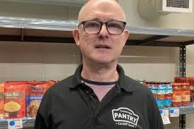 Tem gente comendo ração e esquentando comida com velas': como é a pobreza  no Reino Unido