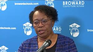 Junta escolar aprueba contrato de nueva superintendente de Broward