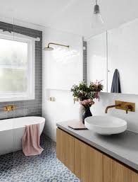 Aujourd'hui notre équipe est inspiré par la beauté de la salle de bain noire.qui sont les avantages,le meilleur revêtement,la meilleure position des meubles. 10 Conseils A Suivre Pour Reussir La Decoration De Sa Salle De Bain