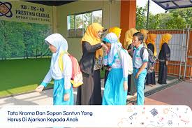Temanmu tersebut mengatakan bahwa menyontek adalah dalam rangka membantu orangtua supaya nilainya bagus. 15 Tata Krama Dan Sopan Santun Yang Harus Diajarkan Kepada Anak Sekolah Prestasi Global