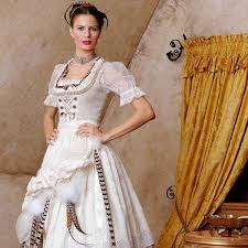 Das mieder ist eher schlicht, lediglich die doppelreihige verzierung des ausschnitts und die edlen miederhaken setzen akzente im dirndl auf der hochzeit. Das Hochzeitsdirndl Heiraten In Tracht Weddix