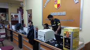 Tanah laterit berwarna merah bata lantaran terdapat banyak kandungan alumunium dan zat besi. Jpn Malaysia On Twitter Penempatan Sementara Jpn Tanah Merah Di Pejabat Tanah Jajahan Tanah Merah Http T Co Zfdxxe0tcg Kpjpnm Http T Co R5ijej1nsf