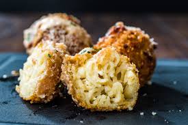 Here, they're served alongside caprese crostini, which looks just as yummy. Comfort Foods For A Winter Wedding Cocktail Hour