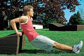 Ausführliche dips anleitung mit videos der richtigen ausführung, lösungen für häufige fehler & hilfestellung um die richtige variante für dich zu finden. Workout Arm Workout Dips Mit Bank Fit For Fun