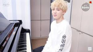 No toques las baldosas blancas, toca las baldosas negras para que la canción siga funcionando. Jimin Jimin Playing Piano Park Jimin Bts