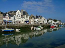 Le Croisic Loire Atlantique Marque Par Le Phare Du Trehic Dont Il Annonce L Entree Le Port De Plaisance Du Croisic Est Situe Au Cœur De La Ville Et Possede L In 2020