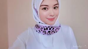 Tapi contoh yang dipakai adalah afghanistan dan iran, diperlihatkan bahwa dulu perempuan di 2 negara itu bebas tidak pakai jilbab, sekarang tertindas karena pemaksaan syariat (pakai jilbab). Beda Dengan Wanita Tak Berhijab Ini Cara Menentukan Bentuk Alis Paling Pas Untuk Hijabers