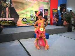 Baju batik anak perempuan modern. Heboh Rancangan Batik Modern Fashion Show Anak Youtube