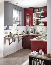 Le plan de travail en bois massif noyer vient créer une rupture au sein de l'îlot central et vient souligner l'espace repas. Petite Cuisine 10 Amenagements Deco Gain De Place